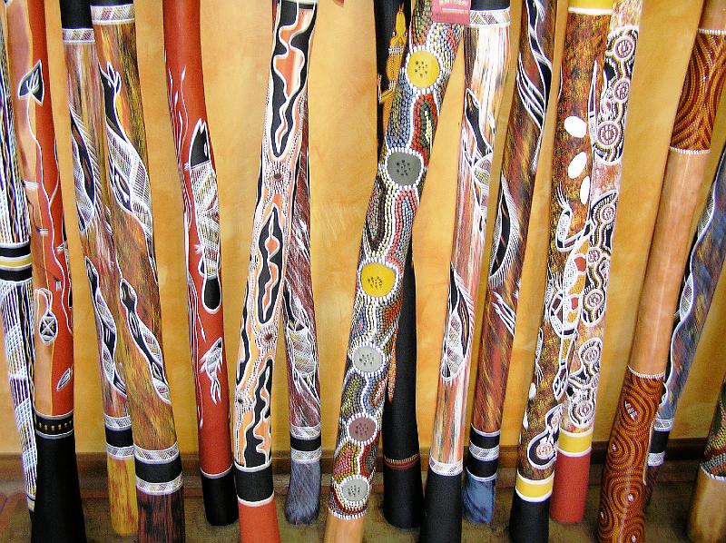 von Aborigines hergestellt und bemalte Didgeridoos.jpg - Das Didgeridoo ist ein Blasinstrument  und gilt als traditionelles Musikinstrument der nordaustralischen Aborigines. Im traditionellen Zusammenhang wird es meistens aus einem von Termiten ausgehöhlten Stamm lokaler Eukalyptusarten gefertigt und dient als überwiegend rhythmisch eingesetztes Begleitinstrument für Gesänge und Tänze.